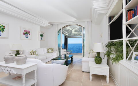Villa Ieranto 6: Mueble, Diseño De Interiores, Mesa, Sofá, Suelo, Piso, Mar, Sala, Silla, Habitación