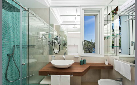 Villa Ieranto 6: Baño, Diseño De Interiores, Arreglo De Tubería, Lavabo Del Baño, Lavabo, Piso, Suelo, Grifo, Espejo, Plomería