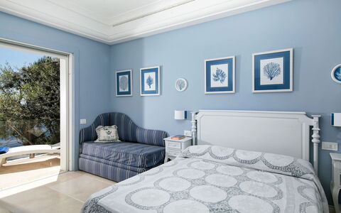 Villa Ieranto 6: Azul, Mueble, Diseño De Interiores, Pared, Techo, Suelo, Habitación, Textil, Piso, Cama