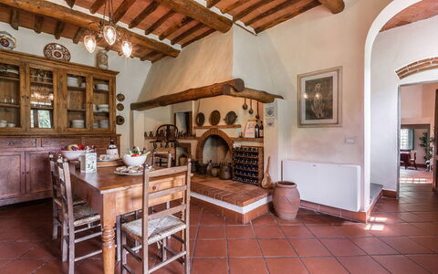 Villa Il Castagno: Mueble, Cocina, Gabinetes, Estante, Estantería, Alacena, Cocina Y Comedor Mesa, Mostrador, Planta De Casa, Silla