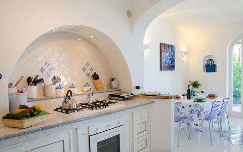 Villa Il Sogno di Praiano: Diseño De Interiores, Encendiendo, Cocina, Techo, Mostrador, Moldura, Loseta, Planta De Casa, Aparato De Cocina, Mármol