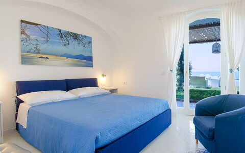 Villa Il Sogno di Praiano: Azul, Mueble, Diseño De Interiores, Suelo, Habitación, Mar, Cama, Habitación, Techo, Lecho
