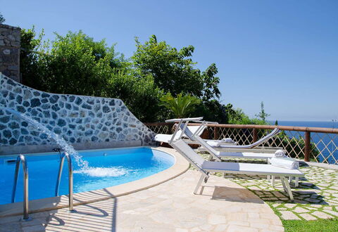 Villa Il Sogno di Praiano: Azul, Piscina, Mueble Para Exteriores, Recurso, Paraguas, Eco Hotel, Ocio, Sombra, Silla, Zona Tropical