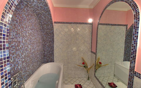 Villa Incanto: Pared, Piso, Arreglo De Tubería, Diseño De Interiores, Suelo, Baño, Plomería, Loseta, Grifo, Bañera