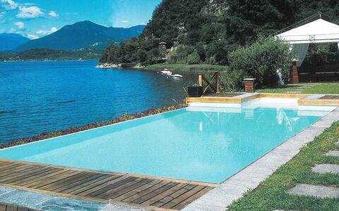 Villa Isa: Azul, Agua, Piscina, Recurso, Material Compuesto, Ocio, Eco Hotel, Sombra, Fuente De Agua, Mueble Para Exteriores