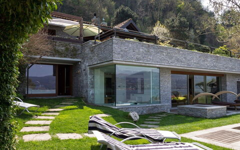 Villa Isa: Casa, Arquitectura, Casa, Techo, Cabaña, Inmuebles, Pendiente, Balcón, Villa, Paisajismo