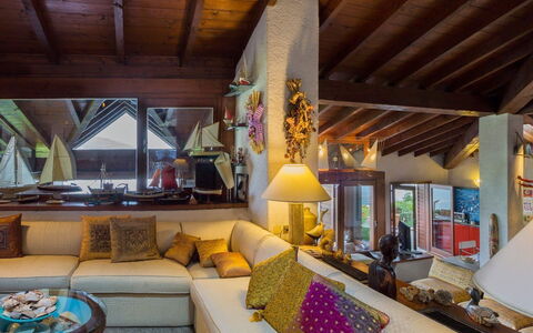 Villa Isa: Diseño De Interiores, Mueble, Madera, Sofá, Piso, Techo, Suelo, Sala, Encendiendo, Casa