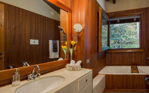 Villa Isa: Diseño De Interiores, Arreglo De Tubería, Madera, Lavabo Del Baño, Lavabo, Piso, Techo, Suelo, Grifo, Baño