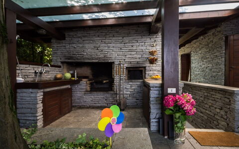 Villa Isa: Madera, Ladrillo, Mueble, Enladrillado, Silla, Jardín, Pared De Piedra, Manchas De Madera, Losa, Cocina Y Comedor Mesa