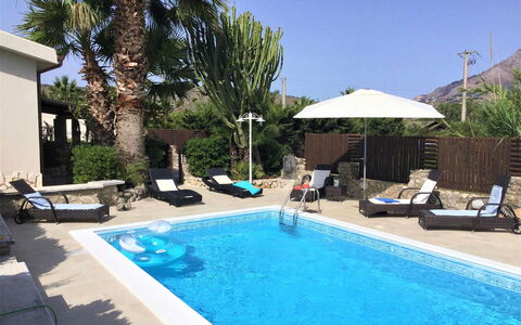 Villa Isabella: Piscina, Mueble Para Exteriores, Mueble, Recurso, Paraguas, Sunlounger, Ocio, Eco Hotel, Silla, Vacaciones