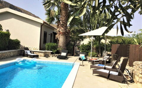 Villa Isabella: Piscina, Mueble Para Exteriores, Recurso, Mueble, Ocio, Sunlounger, Eco Hotel, Vacaciones, Paraguas, Silla