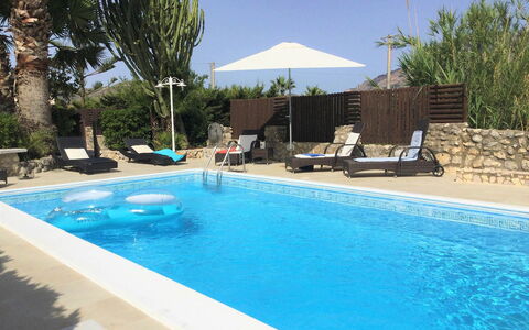 Villa Isabella: Piscina, Mueble Para Exteriores, Recurso, Paraguas, Ocio, Sunlounger, Mueble, Eco Hotel, Sombra, Vacaciones