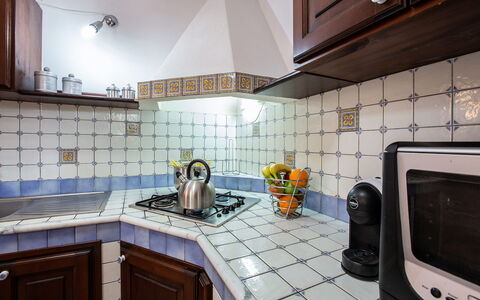 Villa Isabella: Cocina, Mostrador, Diseño De Interiores, Aparato De Cocina, Piso, Estufa De Cocina, Electrodoméstico, Suelo, Loseta, Estufa De Gas