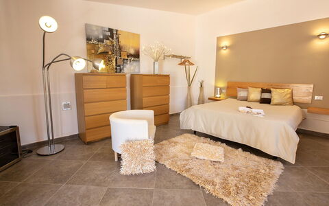 Villa Isabella: Mueble, Cama, Diseño De Interiores, Habitación, Piso, Madera, Suelo, Techo, Habitación, Sábana