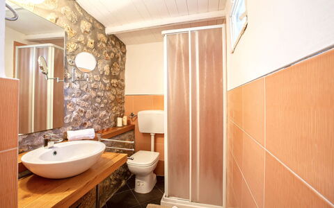 Villa Isabella: Piso, Diseño De Interiores, Madera, Suelo, Arreglo De Tubería, Baño, Techo, Habitación, Mueble, Lavabo