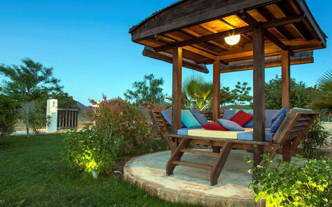 Villa Jardin: Mueble, Madera, Mueble Para Exteriores, Jardín, Kiosko, Silla, Recurso, Estructura Al Aire Libre, Sombra, Pabellón