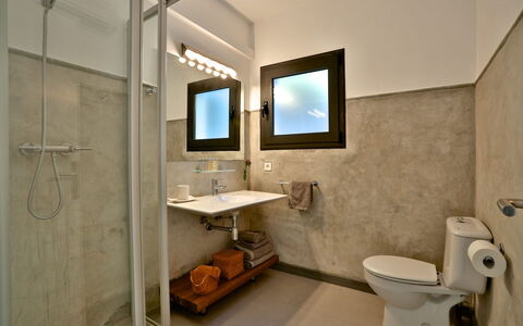 Villa Joya: Diseño De Interiores, Piso, Arreglo De Tubería, Suelo, Lavabo, Techo, Baño, Lavabo Del Baño, Mueble, Baño