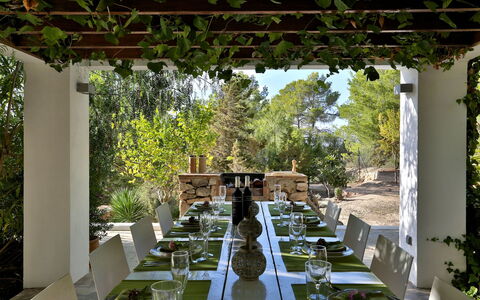 Villa Joya: Mueble, Mesa, Silla, Mueble Para Exteriores, Cocina Y Comedor Mesa, Mesa Al Aire Libre, Sombra, Restaurante, Jardín, Paisajismo