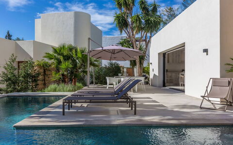 Villa Kiribati: Piscina, Casa, Sunlounger, Mueble Para Exteriores, Sombra, Inmuebles, Silla, Recurso, Paisajismo, Eco Hotel