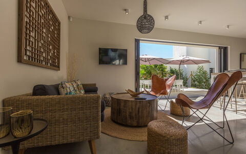 Villa Kiribati: Mueble, Diseño De Interiores, Madera, Piso, Suelo, Techo, Sala, Sofá, Silla, Mesa