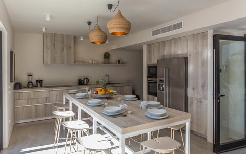 Villa Kiribati: Mueble, Diseño De Interiores, Piso, Madera, Cocina, Techo, Suelo, Mostrador, Cocina Y Comedor Mesa, Lámpara