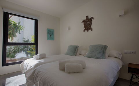 Villa Kiribati: Pared, Diseño De Interiores, Cama, Habitación, Mueble, Casa, Lecho, Techo, Sábana, Habitación