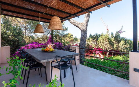 Villa Luanda: Mueble, Mueble Para Exteriores, Silla, Mesa, Mesa Al Aire Libre, Sombra, Cocina Y Comedor Mesa, Jardín, Patio, Eco Hotel