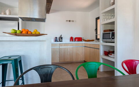 Villa Luanda: Mueble, Cocina, Diseño De Interiores, Aparato De Cocina, Mostrador, Electrodoméstico, Madera, Piso, Techo, Encendiendo