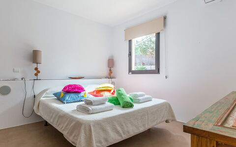 Villa Luanda: Mueble, Diseño De Interiores, Cama, Habitación, Pared, Suelo, Madera, Piso, Techo, Sábana
