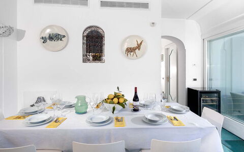 Villa Magnolia: Mueble, Diseño De Interiores, Mesa, Vajilla, Silla, Techo, Cocina Y Comedor Mesa, Comedor, Encendiendo, Casa