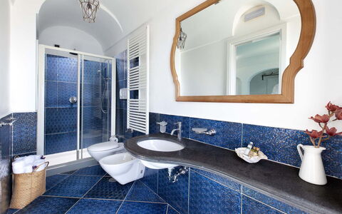 Villa Magnolia: Azul, Piso, Diseño De Interiores, Arreglo De Tubería, Suelo, Grifo, Lavabo Del Baño, Lavabo, Loseta, Baño