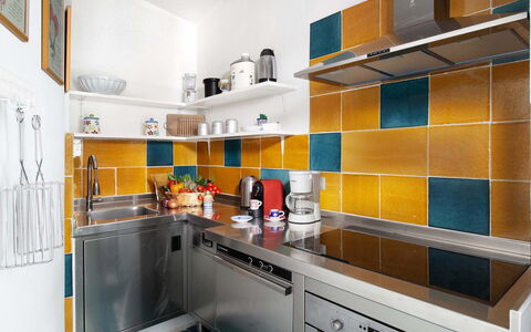 Villa Magnolia: Cocina, Mostrador, Amarillo, Aparato De Cocina, Piso, Diseño De Interiores, Suelo, Fregadero, Electrodoméstico, Loseta