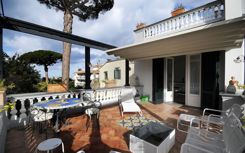 Villa Marion: Casa, Balcón, Departamento, Porche, Planta De Casa, Maceta, Villa, Mansión, Estructura Al Aire Libre