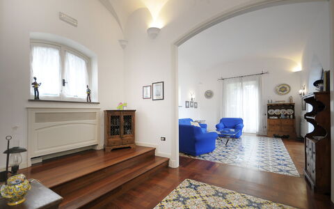Villa Marion: Piso, Diseño De Interiores, Pared, Mueble, Suelo, Madera, Techo, Encendiendo, Habitación, Sala