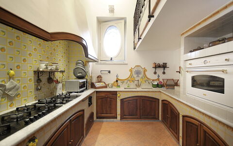Villa Marion: Cocina, Diseño De Interiores, Mostrador, Madera, Piso, Mueble, Gabinetes, Estufa De Cocina, Encendiendo, Suelo