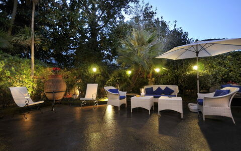 Villa Marion: Mueble, Mueble Para Exteriores, Recurso, Silla, Eco Hotel, Sombra, Jardín, Paisajismo, La Iluminación Del Paisaje, Yarda
