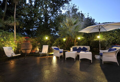 Villa Marion: Mueble, Mueble Para Exteriores, Recurso, Silla, Eco Hotel, Sombra, Jardín, Paisajismo, La Iluminación Del Paisaje, Yarda