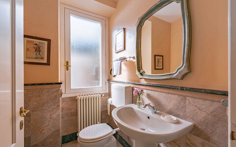Villa Meridiana: Pared, Diseño De Interiores, Arreglo De Tubería, Piso, Suelo, Lavabo Del Baño, Grifo, Baño, Espejo, Lavabo