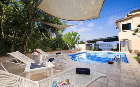 Villa Mouna: Piscina, Mueble Para Exteriores, Mueble, Recurso, Paraguas, Silla, Sunlounger, Ocio, Sombra, Eco Hotel