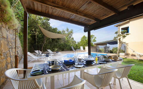 Villa Mouna: Mueble, Silla, Mueble Para Exteriores, Mesa, Diseño De Interiores, Recurso, Cocina Y Comedor Mesa, Sombra, Piscina, Eco Hotel