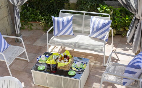 Villa Mouna: Mueble, Mueble Para Exteriores, Silla, Mesa, Mesa Al Aire Libre, Jardín, Silla Plegable, Patio, Planta De Casa, Sombra