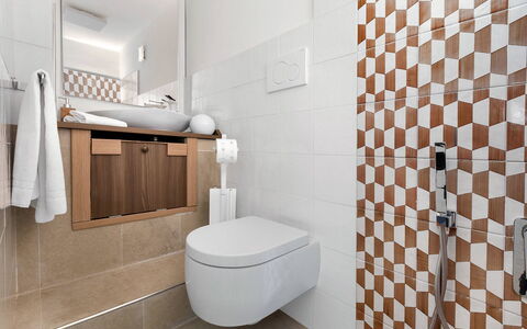 Villa Mouna: Piso, Arreglo De Tubería, Diseño De Interiores, Baño, Asiento Del Baño, Suelo, Baño, Loseta, Plomería, Lavabo