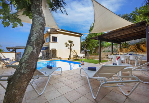 Villa Mouna: Piscina, Sombra, Recurso, Silla, Mueble Para Exteriores, Ocio, Inmuebles, Paraguas, Eco Hotel, Hacienda