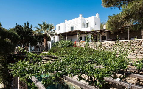 Villa Oasis: Sombra, Recurso, Paisajismo, Balcón, Mueble Para Exteriores, Villa, Hacienda, Maceta, Patio Interior