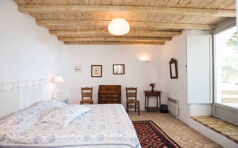 Villa Oasis: Cama, Mueble, Diseño De Interiores, Habitación, Pared, Suelo, Piso, Lecho, Techo, Habitación