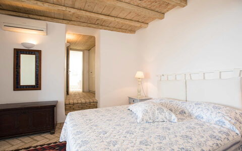 Villa Oasis: Cama, Habitación, Mueble, Pared, Suelo, Piso, Diseño De Interiores, Sábana, Lecho, Madera