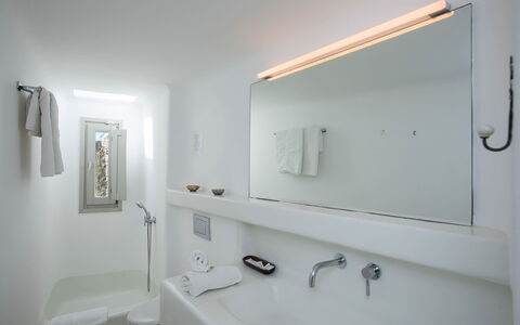 Villa Oasis: Arreglo De Tubería, Baño, Grifo, Diseño De Interiores, Lavabo, Plomería, Lavabo Del Baño, Piso, Encendiendo, Suelo