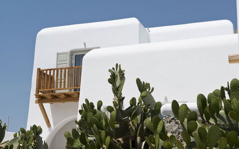Villa Opallia: Sombra, Escalera, Mueble Para Exteriores, Villa, Balcón, Planta De Casa, Maceta