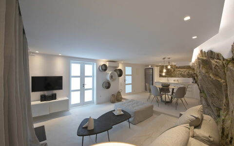 Villa Opallia: Pared, Piso, Diseño De Interiores, Suelo, Mueble, Techo, Departamento, Habitación, Casa, Sala
