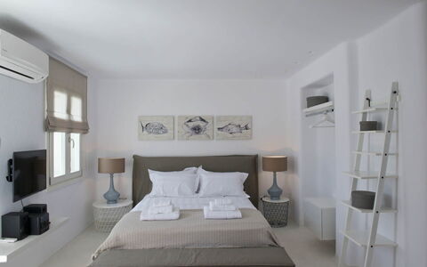 Villa Opallia: Mueble, Cama, Diseño De Interiores, Habitación, Lecho, Pared, Sábana, Habitación, Techo, Suelo
